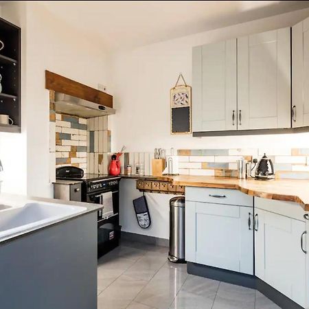 Lovely Three Bedroomed House, Parking 2 Cars London Exterior photo