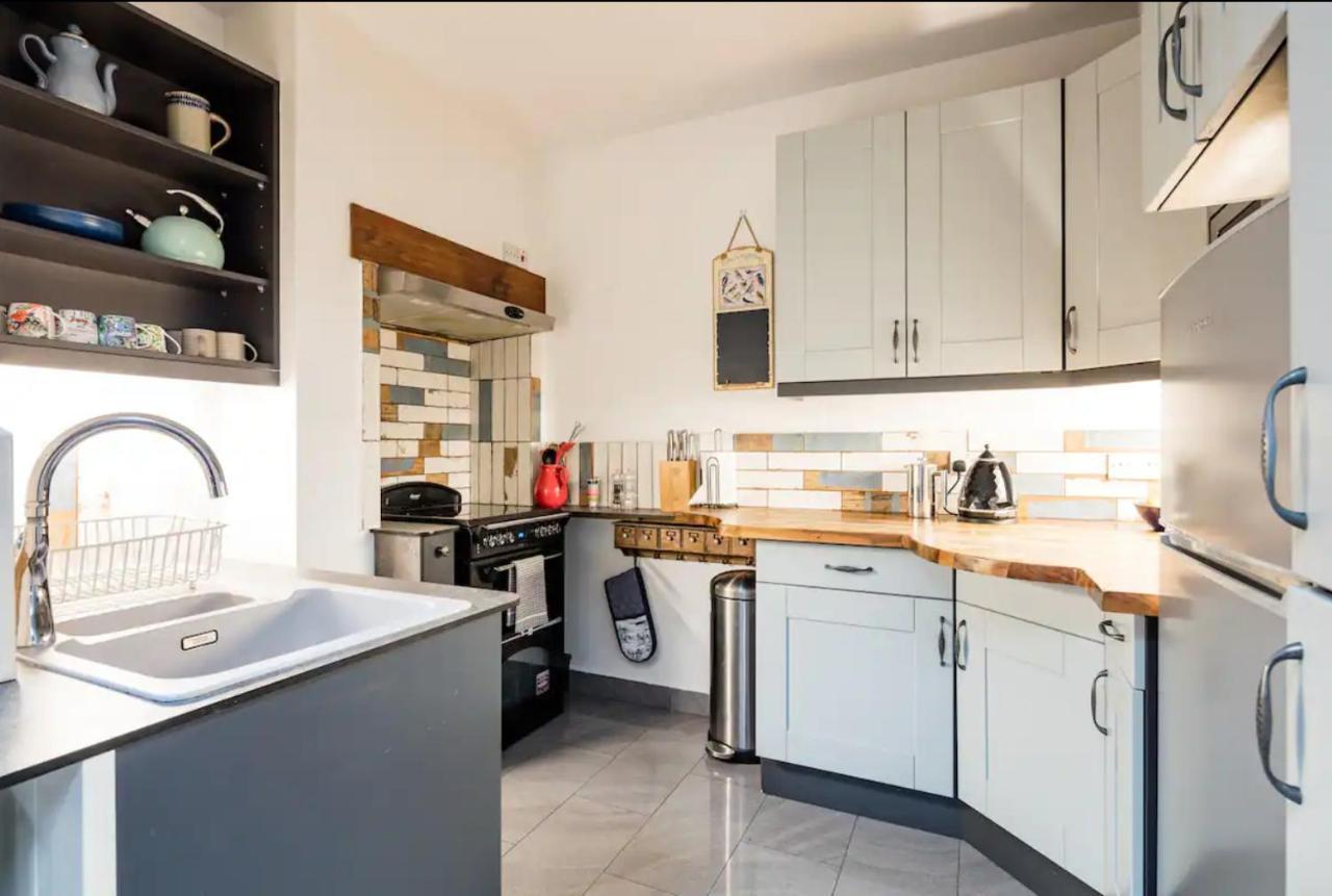 Lovely Three Bedroomed House, Parking 2 Cars London Exterior photo