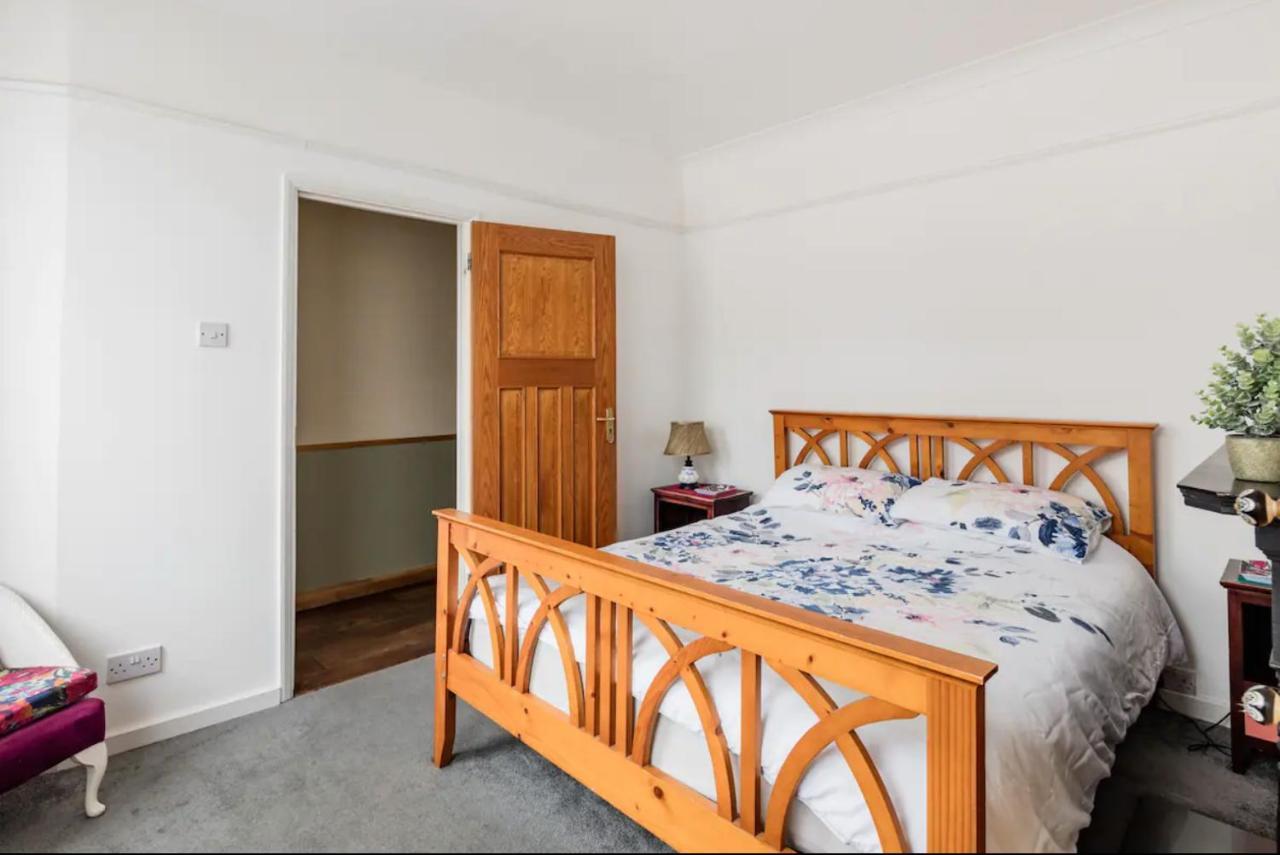 Lovely Three Bedroomed House, Parking 2 Cars London Exterior photo