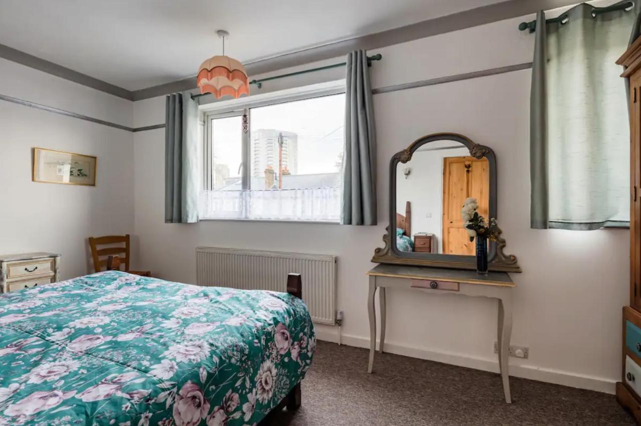 Lovely Three Bedroomed House, Parking 2 Cars London Exterior photo