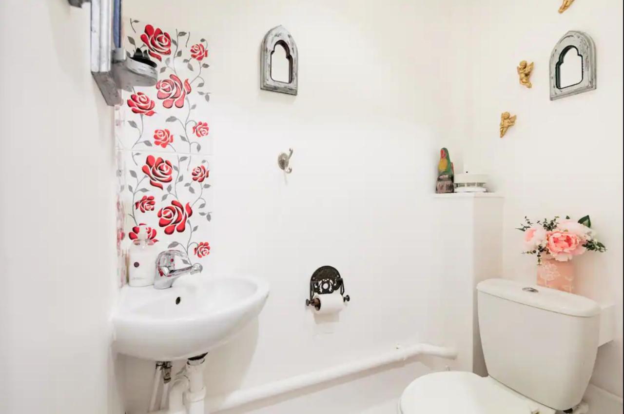 Lovely Three Bedroomed House, Parking 2 Cars London Exterior photo