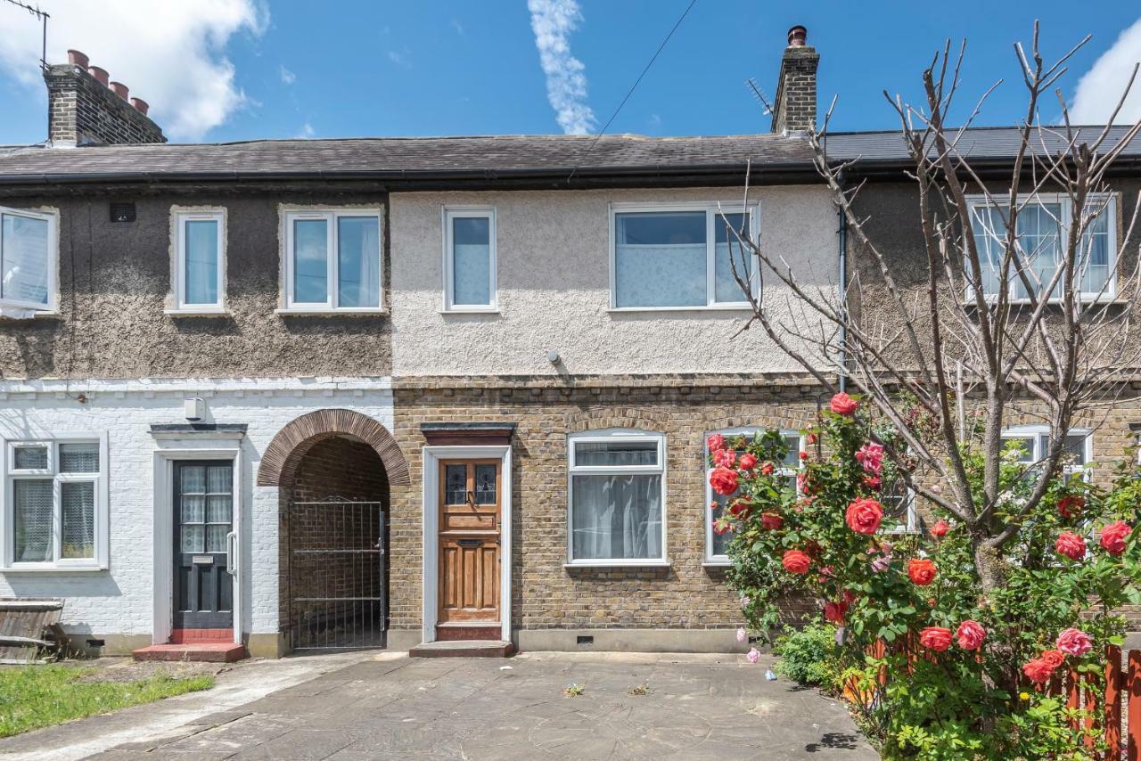 Lovely Three Bedroomed House, Parking 2 Cars London Exterior photo