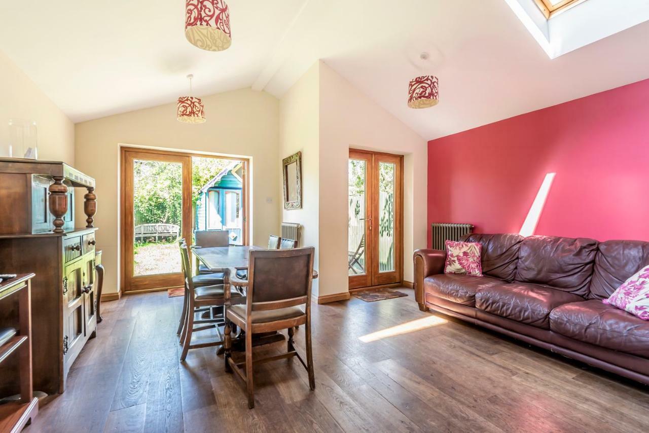 Lovely Three Bedroomed House, Parking 2 Cars London Exterior photo
