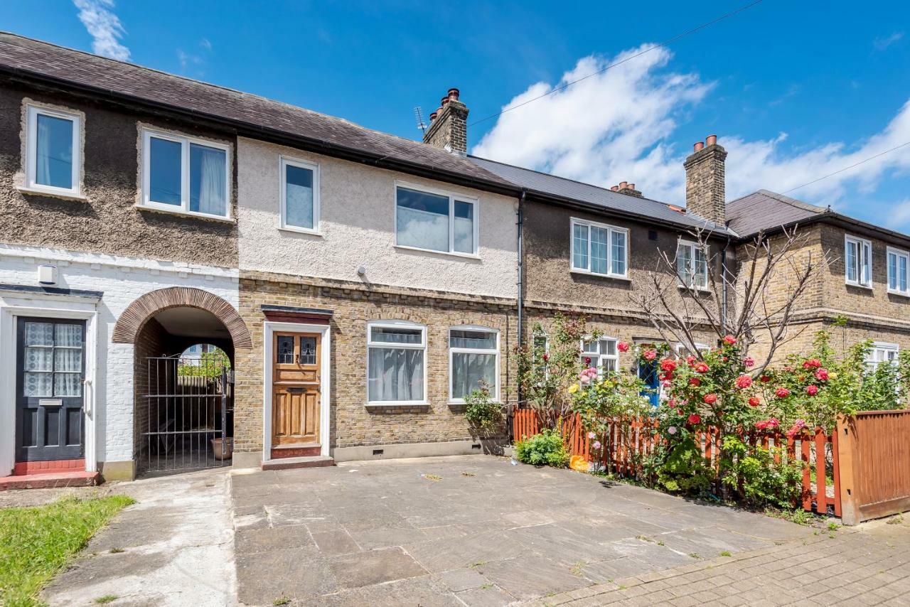 Lovely Three Bedroomed House, Parking 2 Cars London Exterior photo