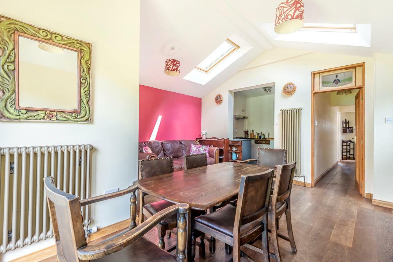 Lovely Three Bedroomed House, Parking 2 Cars London Exterior photo